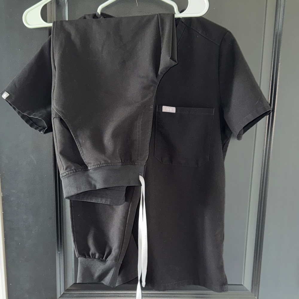 FIGS Black Scrub Set